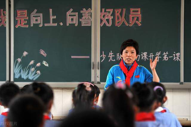 香港四位传奇探长的故事，此前曾被多次搬上大银幕，郭富城此前在接受采访时谈到《全球通缉令》，称虽然自己在《三岔口》、《寒战》、《破;局》等电影里演过太多次警察，但《全球通缉令》里的角色还是非常有吸引力，这部电影讲的是在香港回归以前，香港警局里发生的故事，是自己父辈那个年代的故事